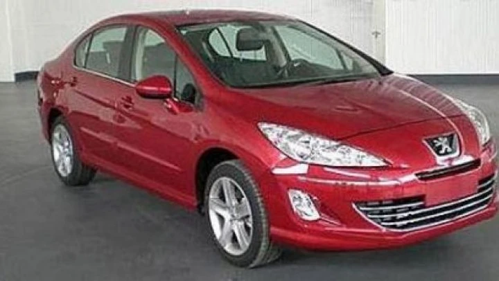 Peugeot 308 tre volumi: le prime immagini della vettura definitiva