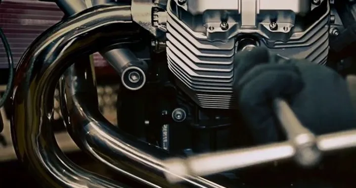 Una Moto Guzzi Griso al Super Bowl 2014