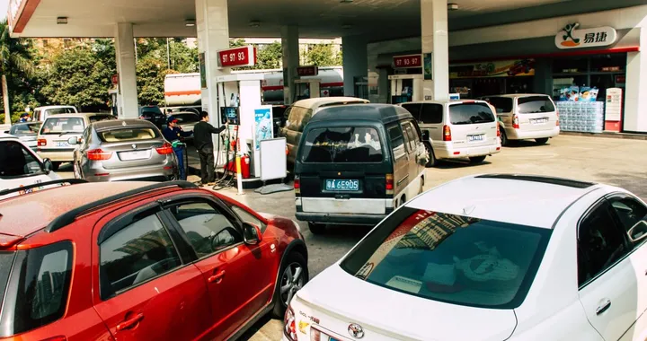 Prezzi carburanti in aumento in Cina: ecco perché le auto elettriche non bastano