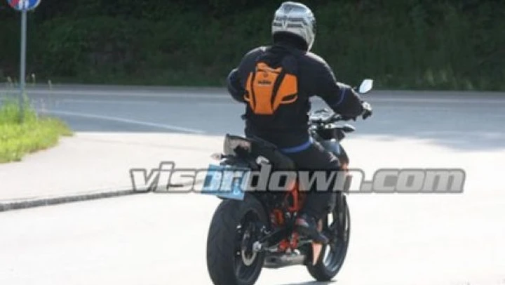 Foto spia della KTM Duke 690R 2010