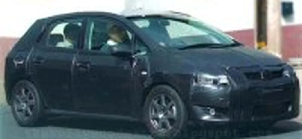 Foto spia della Toyota Corolla 2006