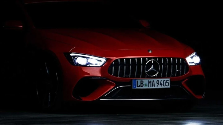 Mercedes-AMG GT4: il teaser ufficiale della ibrida E-Performance