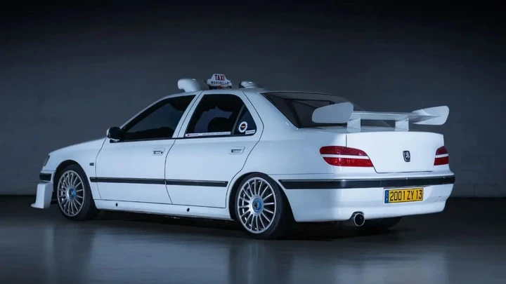 L'esagerata Peugeot di Taxi 2 ce l'ha fatta: venduta a prezzo record