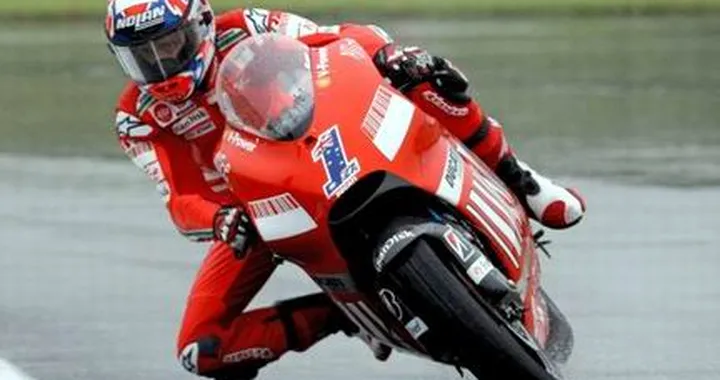 Sachsenring: Stoner trionfa, Pedrosa cade, Rossi secondo e ringrazia