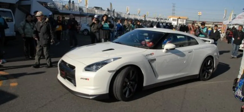 Mine's Nissan GT-R in pista