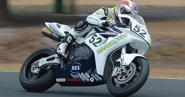 SBK: James Toseland primo nella seconda qualifica