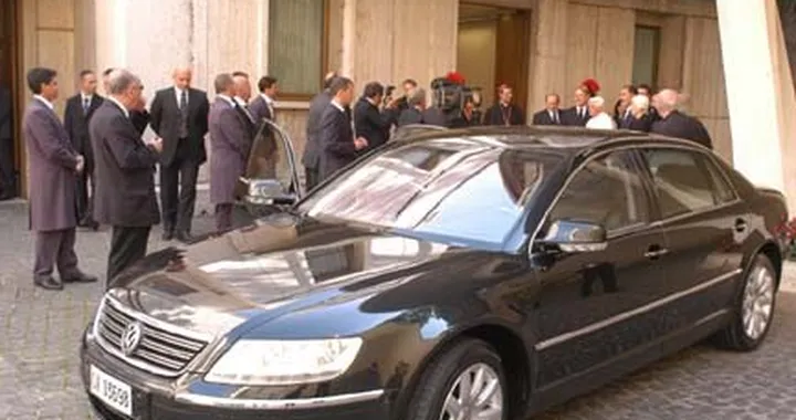 A Papa Benedetto XVI° in dono una Vw Phaeton 6.0