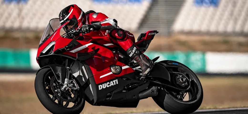 Ducati Panigale Superleggera V4: Alessandro Valia ci porta in pista [Video]