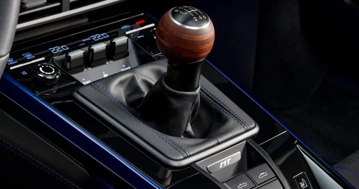 Porsche brevetta leva del cambio ibrida: automatico e manuale insieme