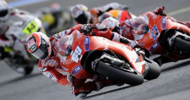 MotoGP all'Estoril: altra caduta per Stoner "Fuori traiettoria sull'asfalto umido". Quinto Nicky Hayden