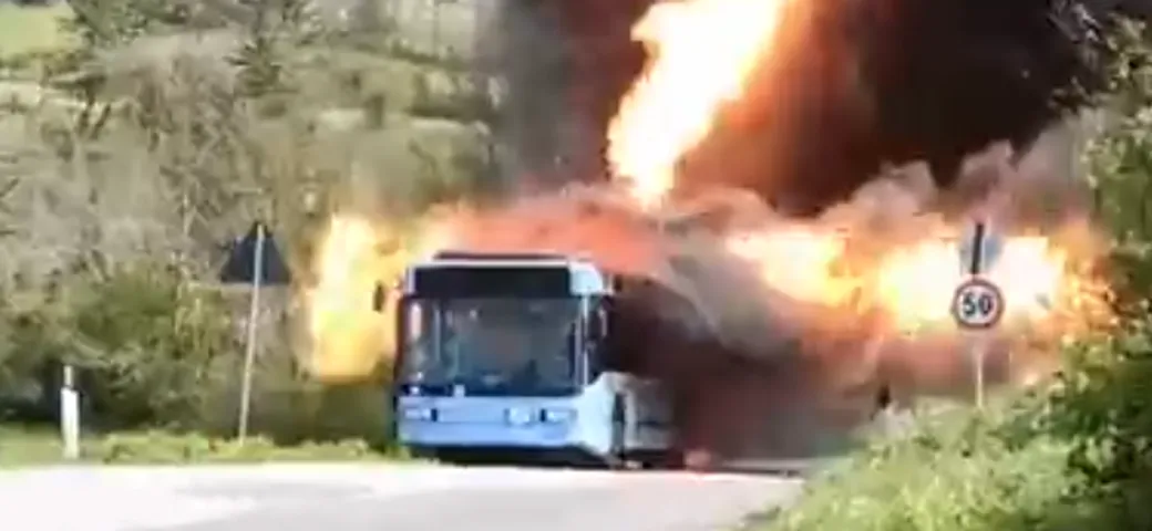 Ecco cosa succede se l'autobus a metano va a fuoco [Video]