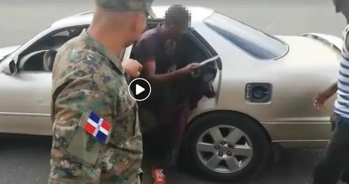 Stranezze in auto: 18 passeggeri su una berlina [Video]