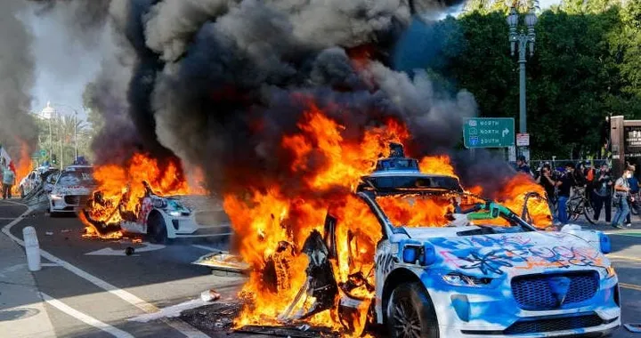 Scontri a Los Angeles, vandalizzati i robotaxi Waymo durante le proteste