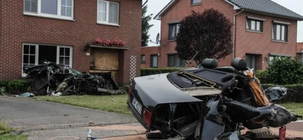 Terribile incidente in Belgio: l'Audi è divisa in due!