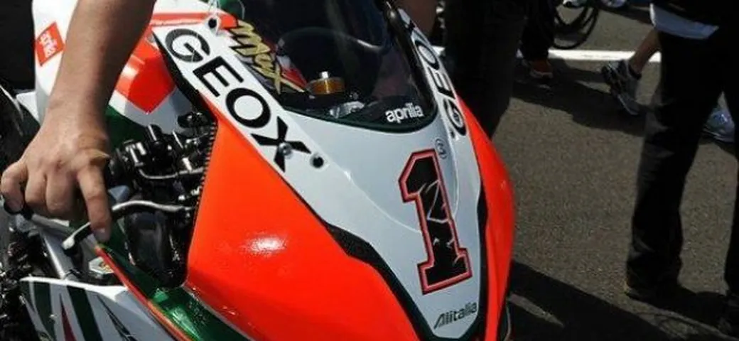 WSBK: gelo e umido nelle seconde qualifiche a Donington Park, rimane in testa Max Biaggi
