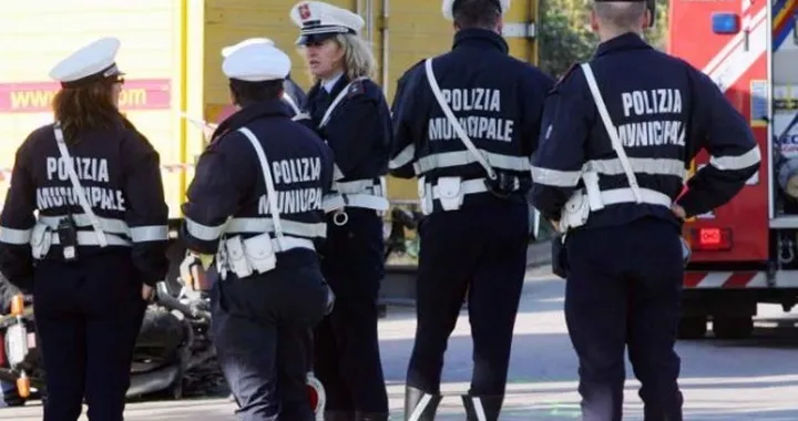 L'auto è in divieto di sosta? La segnalazione ai vigili di Roma arriva via Twitter