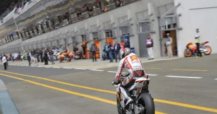 Simoncelli: "mi dispiace molto per l'accaduto". Gresini: "credo nella buona fede di Marco"