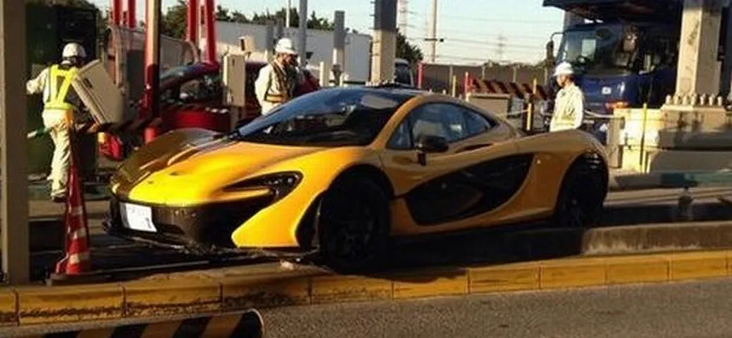 La McLaren P1 va a sbattere contro la struttura del casello