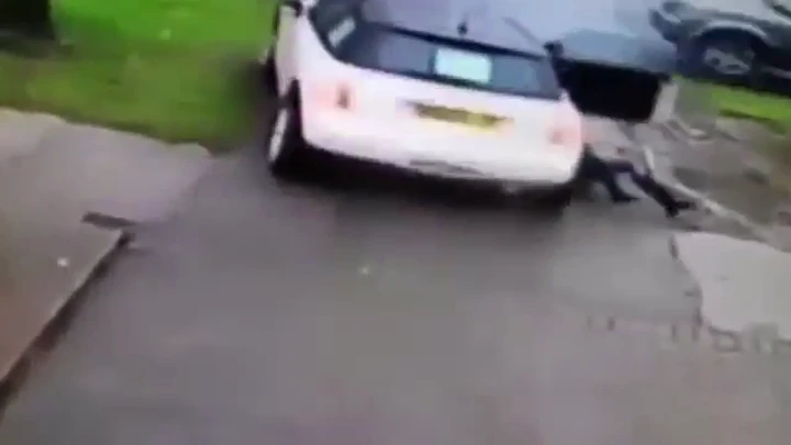 Il ladro le ruba la Mini e la trascina via [VIDEO]
