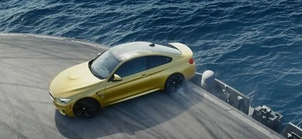 BMW M4 Coupé: drift su una portaerei sull’oceano in video