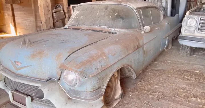 Come rinasce una Cadillac Fleetwood del 1957 emersa da un fienile