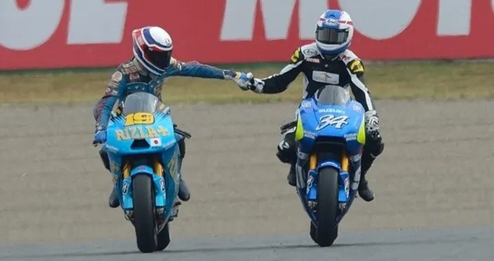 MotoGP, Suzuki: Kevin Schwantz e Franco Uncini presentano il prototipo GSX-RR 2015 a Motegi [Foto]