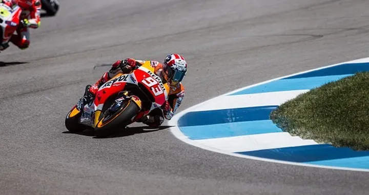 MotoGP Indianapolis 2015: Marquez trionfa dopo un lungo duello con Lorenzo, rimonta e terzo posto per Rossi