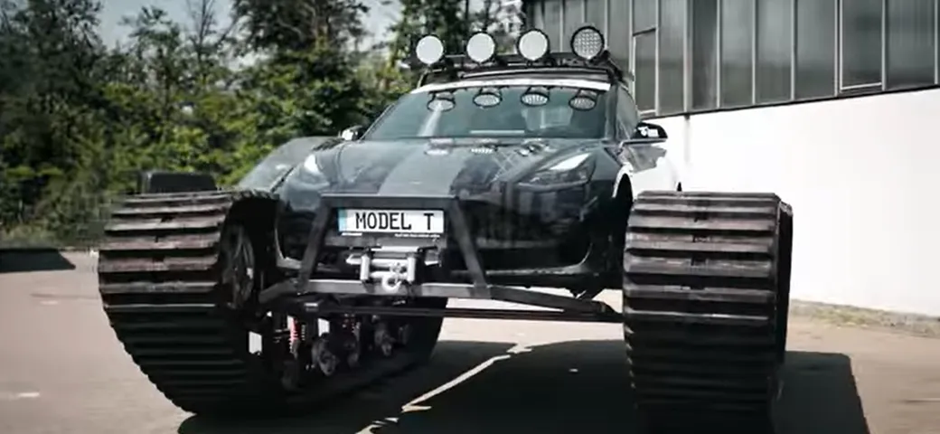 La Tesla diventa un cingolato da 6 tonnellate [Video]