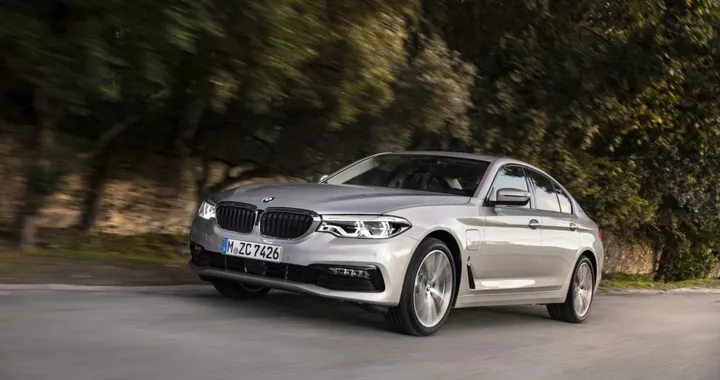 BMW 530e iPerformance: foto e caratteristiche dell'ibrida plug-in