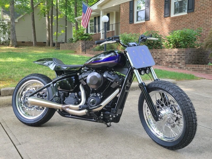 Questa Harley Street Bob da 163 CV è un autentico mostro da strada