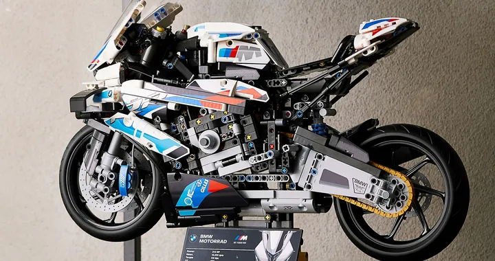 BMW M 1000 RR: la vera superbike al fianco del set LEGO Technic nello Store di Milano San Babila