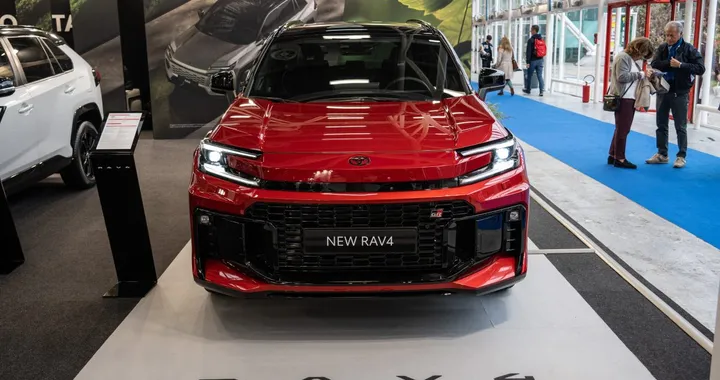 Debutto per la nuova Toyota RAV4, le novità del SUV di successo