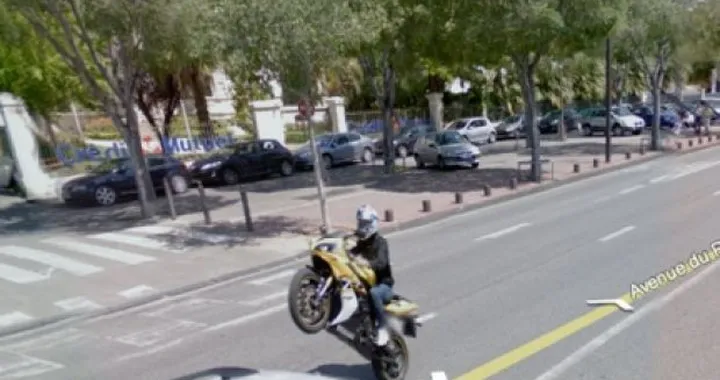 Google Maps Street View spia un Yamaha R1 in impennata