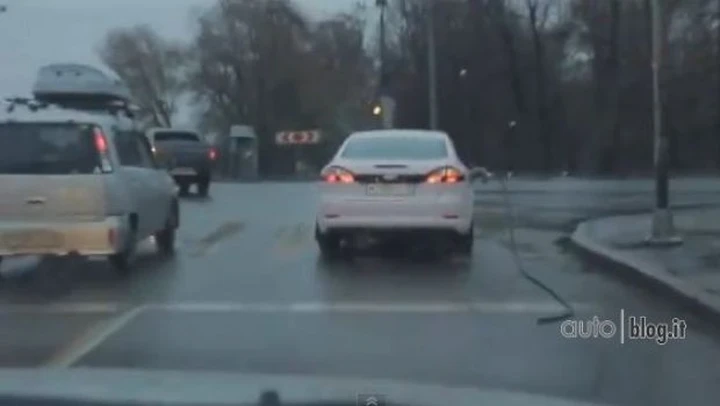 Video divertenti: con la pompa di benzina attaccata all'auto...