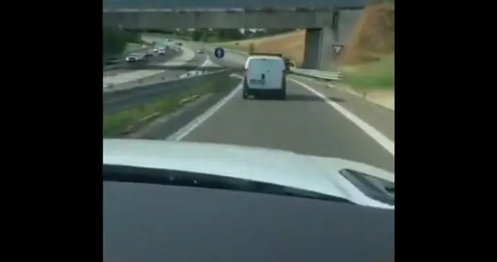 Pavia: il furgone rubato da minorenni si schianta in tangenziale [Video]