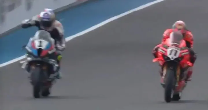 Mondiale Superbike: Nicolò Bulega batte Toprak Razgatlioglu a Most [VIDEO]