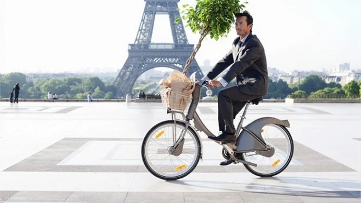 In Francia le pubblicità di auto dovranno essere più “sostenibili”