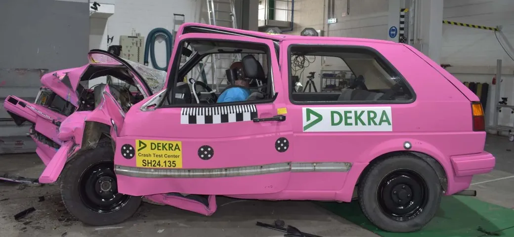 Il crash test della VW Golf del 1989 fa spavento: tutto è cambiato