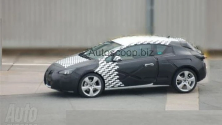 Opel Astra: foto spia della nuova GTC