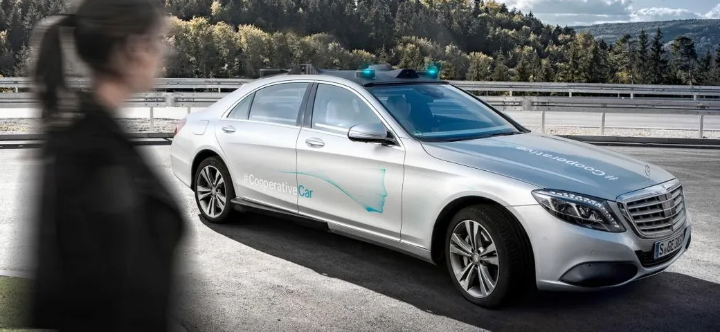 Mercedes Co-operative Car: la Classe S comunica con i pedoni