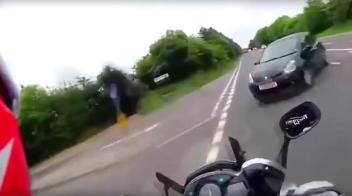 Ecco perché gli automobilisti non vedono le moto [Video]