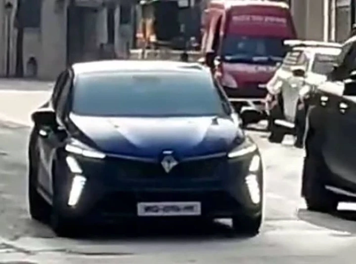 Renault Clio 2023: la prima immagine del restyling