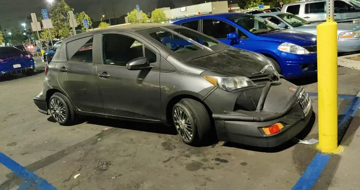 Tuning brutto ai limiti del ridicolo: questa povera Yaris è sfigurata