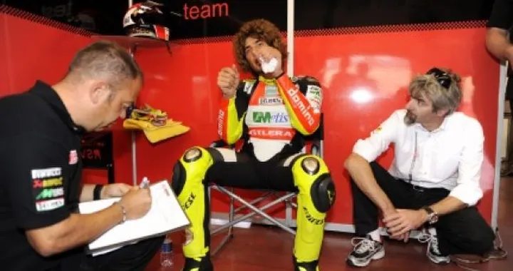 Marco Simoncelli prova l'Aprilia RSV4 SBK al Mugello. Correrà domenica ad Imola?