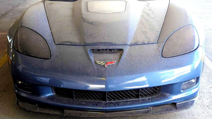 Il mistero di una Corvette ZR1 abbandonata: coperta di polvere in un parcheggio