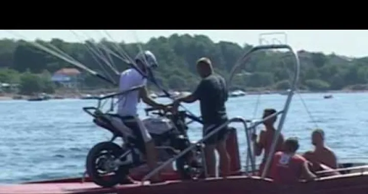 Freestyle sull'acqua con un paracadute