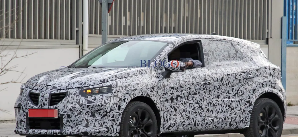 Renault Captur: foto spia della versione ibrida