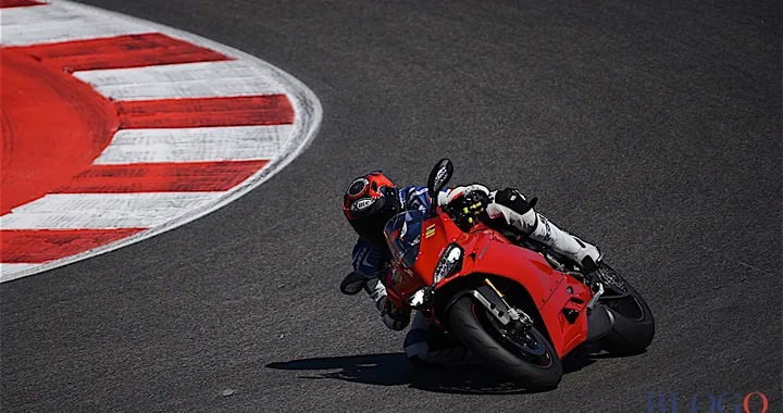 Aprilia RSFV4 RF vs Ducati Panigale 1299 S: in pista a Misano