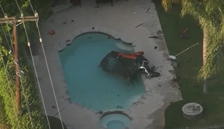 Terribile incidente in California: una Corvette finisce in piscina [Video]