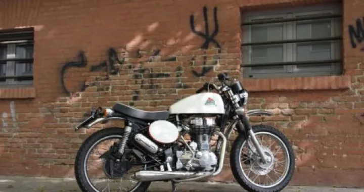 SuperNaag: la moto (da cross) del Capitano su base Royal Enfield Electra 500